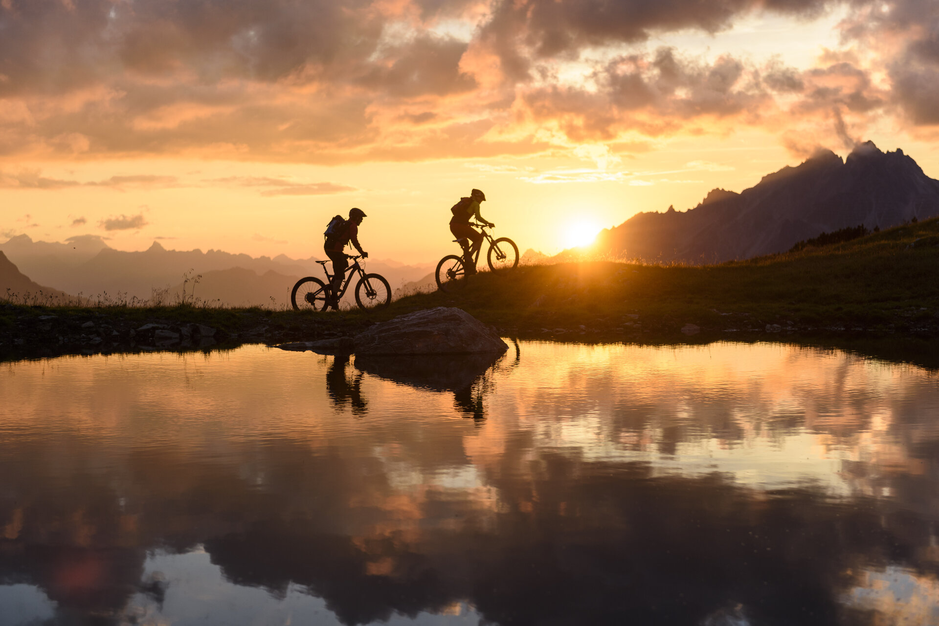 Zwei Mountainbiker im Sonnenuntergang | © DAV/Wolfgang Ehn